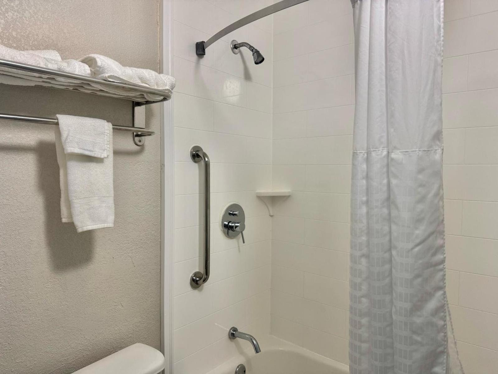Days Inn By Wyndham Seneca-Clemson Экстерьер фото