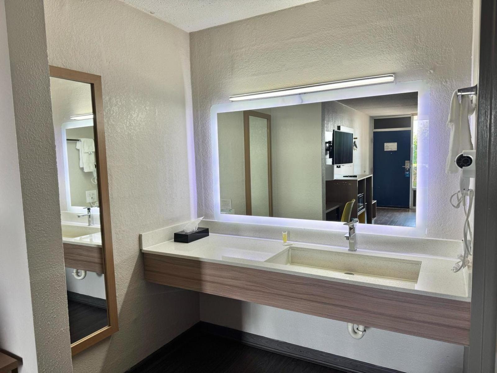 Days Inn By Wyndham Seneca-Clemson Экстерьер фото