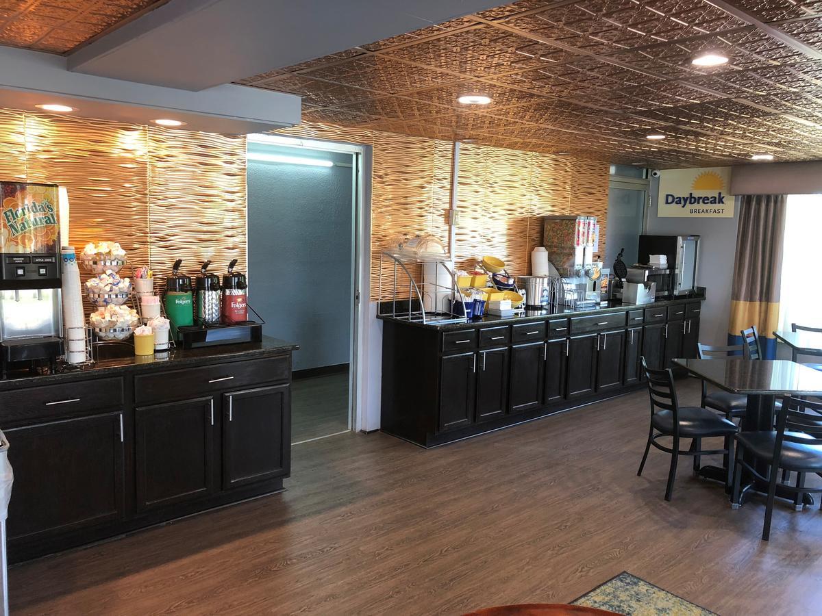 Days Inn By Wyndham Seneca-Clemson Экстерьер фото